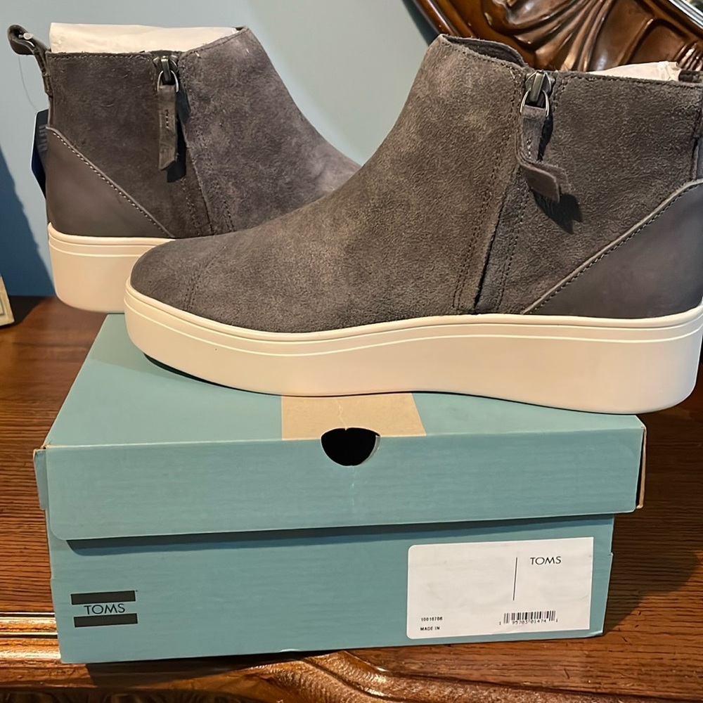 New in box TOMS Jami size 9 Grey suede